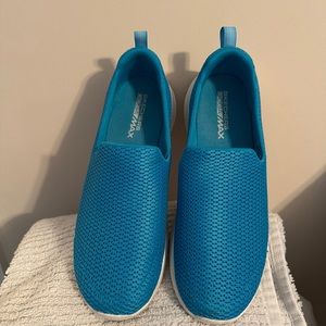 Skechers Goga Max - size 9 - turquoise - very good condition